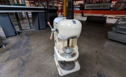 Clearance 220v Shaved Ice Machine 040957